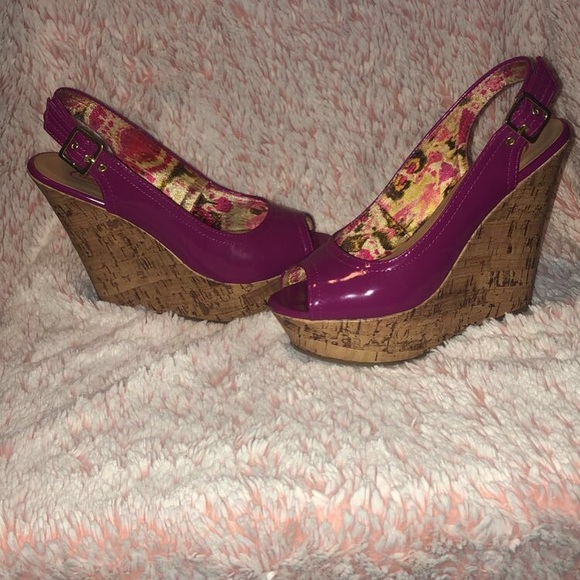 Candie's Cabray Fuschia Wedge Heels - Picture 2 of 6